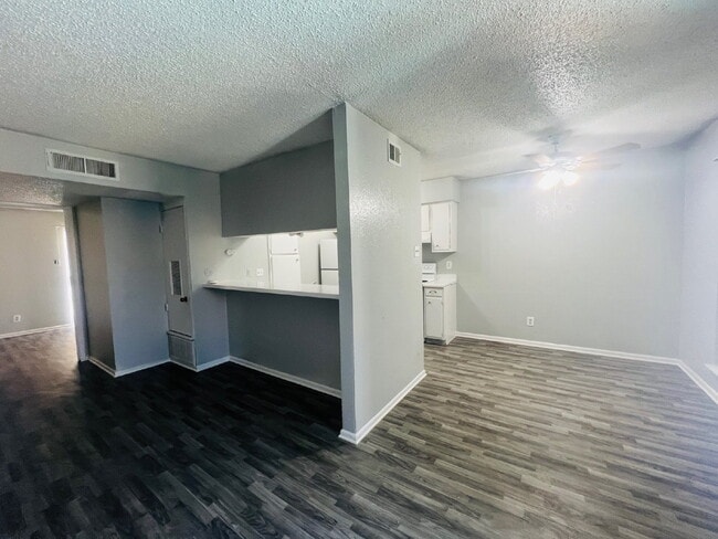 Building Photo - Move in Special - Close to Lackland AFB