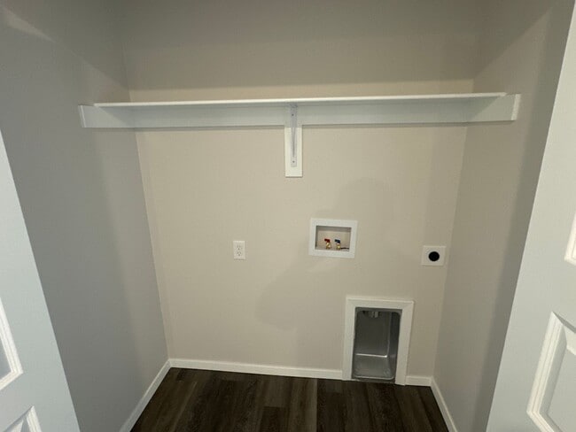 Building Photo - Now Pre-Leasing — Comfortable 3 Bedroom, 2 Bath Living in Barberry Court