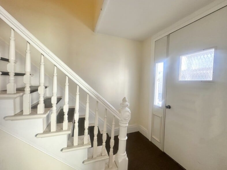 Building Photo - 986 Ash St