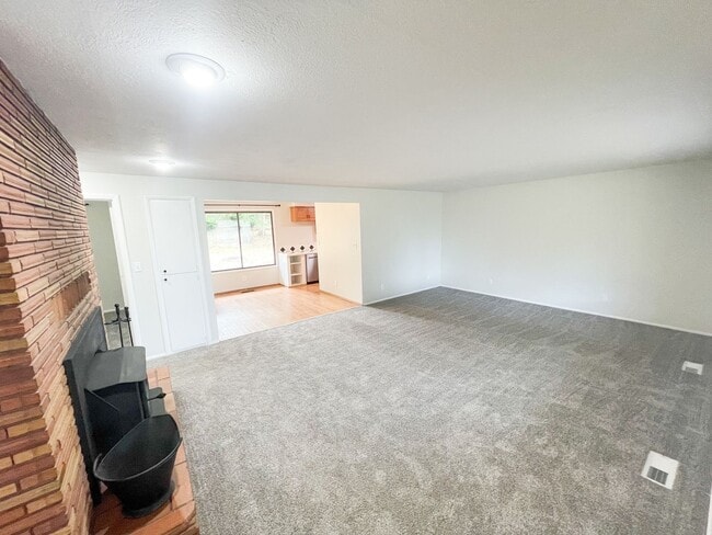 Building Photo - 3 Bedroom, 2 bath house in Moyina Heights