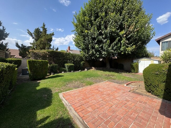 Building Photo - Beautiful Valencia 4 Bedroom Home