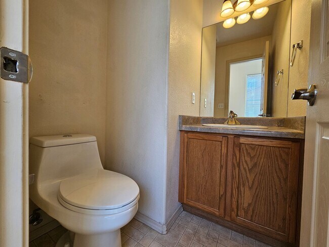 Building Photo - 3 Bed 4 bath Townhome in University Village!