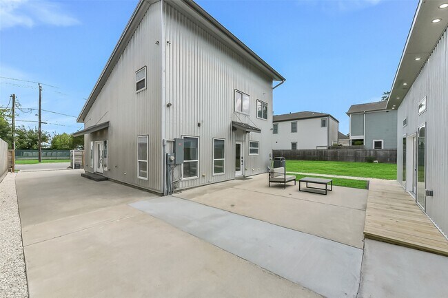 Building Photo - 1813 Crockett St