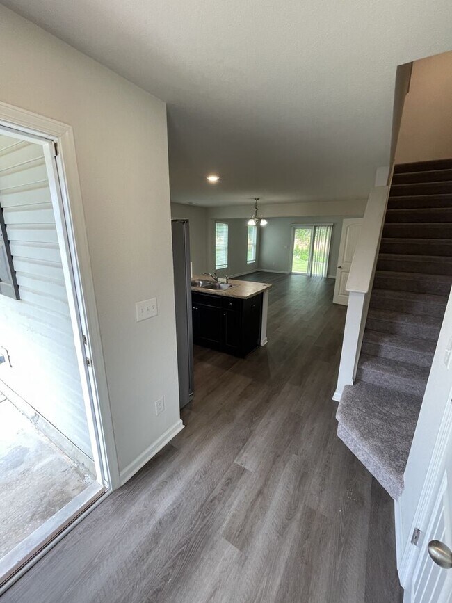 Building Photo - 3 Bedroom 2.5 Bath Town home