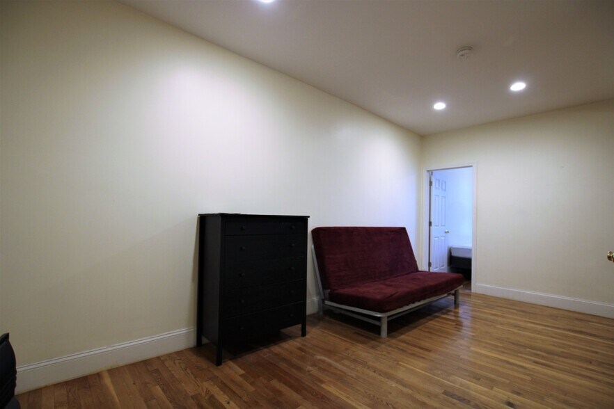 Building Photo - 1868 Commonwealth Ave