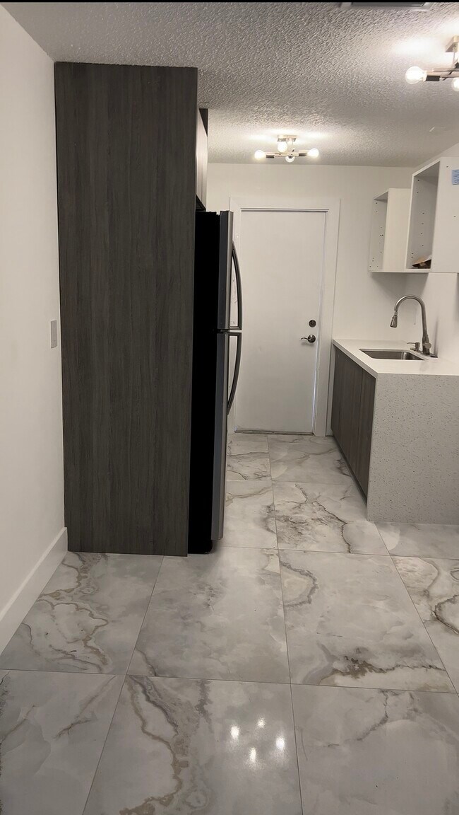 Building Photo - 5911 NW 19th Ct