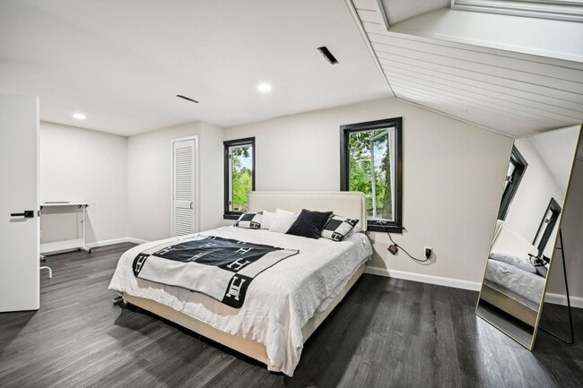 Building Photo - 10 Oakridge Ave