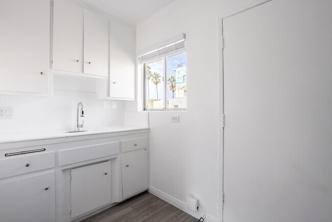 Building Photo - Studio on the Venice Beach Boardwalk - MOV...