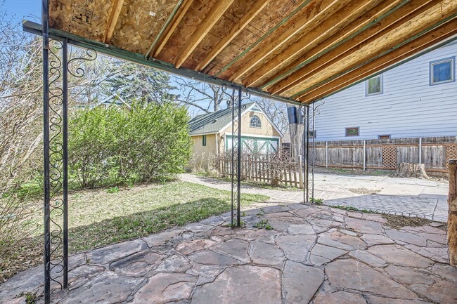 Building Photo - 520 S Loomis Ave