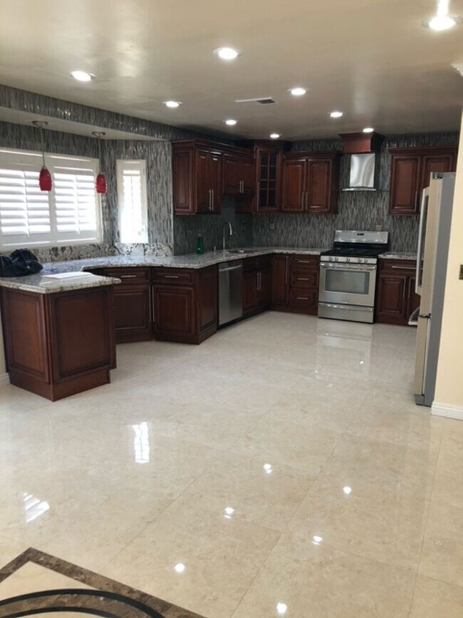 Building Photo - Absolutely stunning, decked out pool home in Corona won't last!