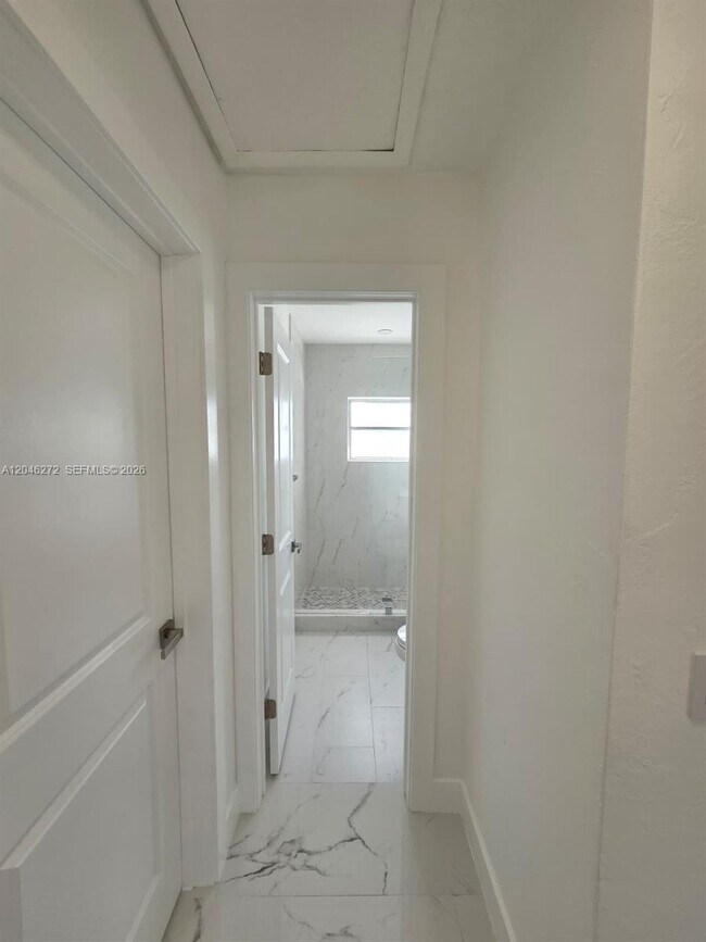Building Photo - 305 SE Airoso Blvd