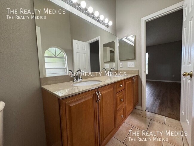 Building Photo - 1004 N Magee Creek Ct