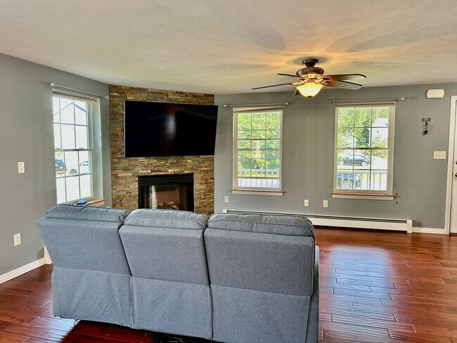 Building Photo - Like New 3BR, 1.5 bathroom Colonial For Rent