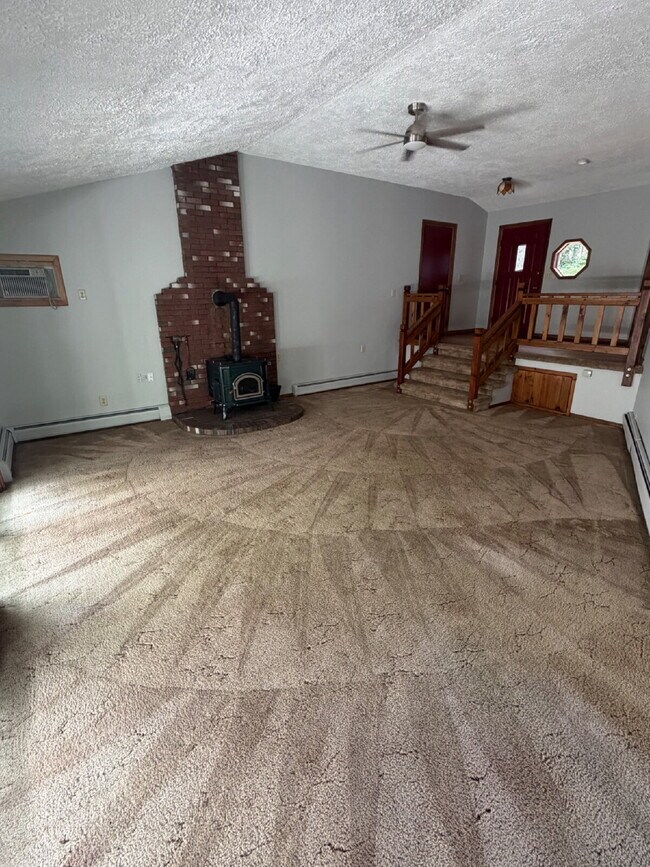 Building Photo - 2-Bedroom, 2-Bath Single-Family Home with Oversized Garage – Hudson, NH
