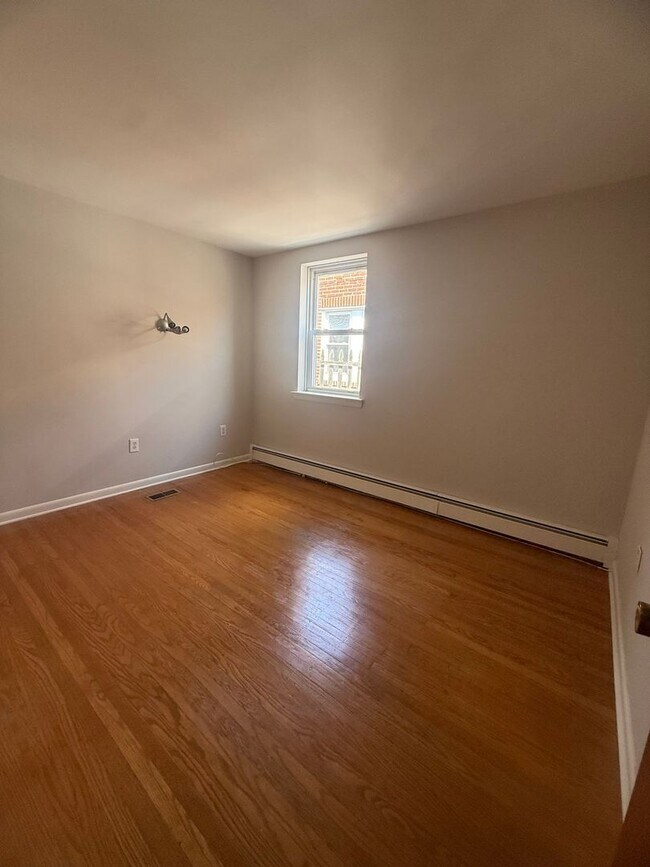 Building Photo - 608 W Lancaster Ave