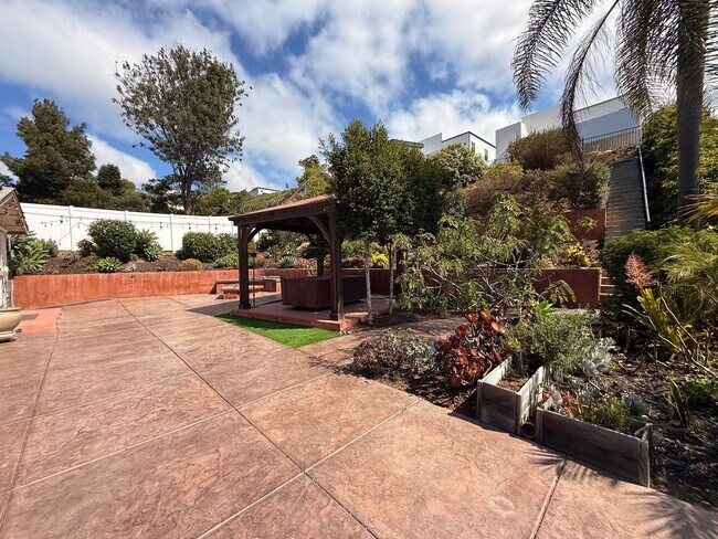 Building Photo - Charming 4BR San Diego Home with Front Dec...