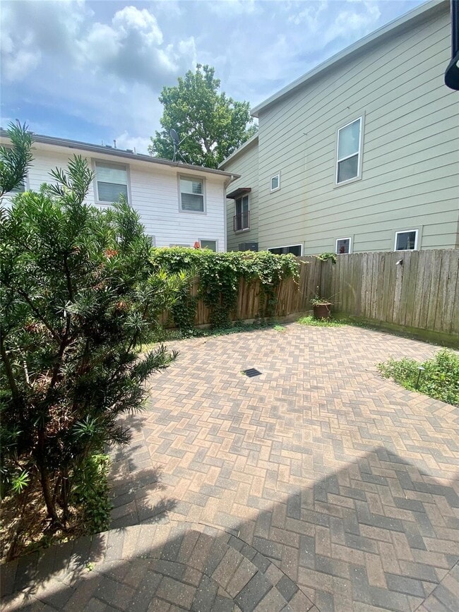 Building Photo - 1306 Dian St