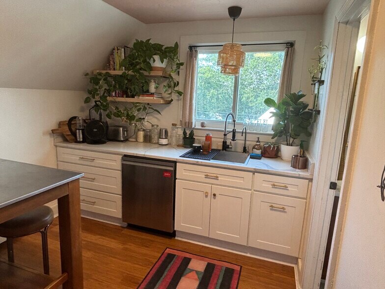 Fully renovated kitchen - 111 Glenwood Ave