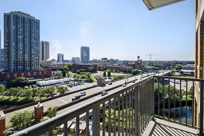 Building Photo - 600N N Kingsbury St