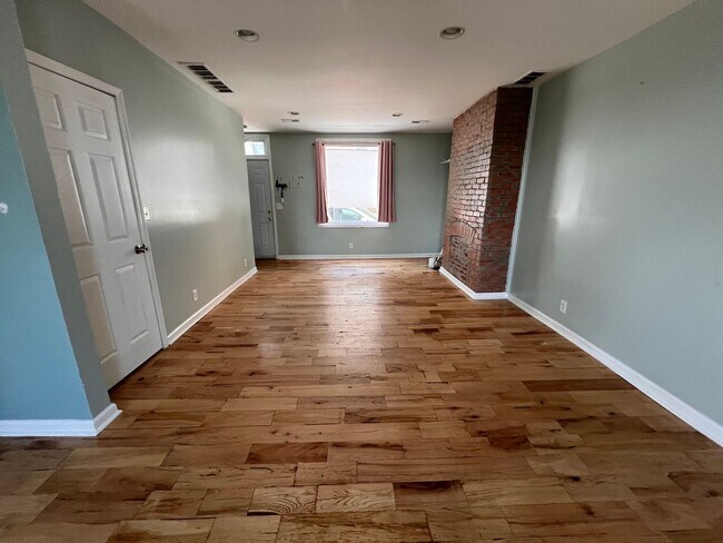 Building Photo - Pittsburgh - 3 Bedroom 1.5 Bathroom