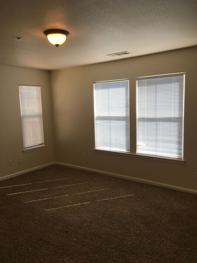 Building Photo - 2151 Vienna Way