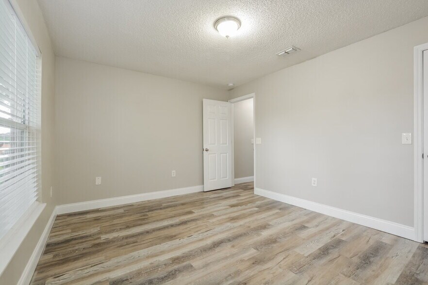 Building Photo - 3254 Erskine Dr