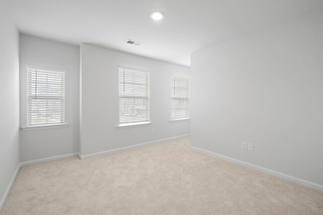 Building Photo - This Beautiful 4 Bedrooms, 2.5 Bathrooms i...