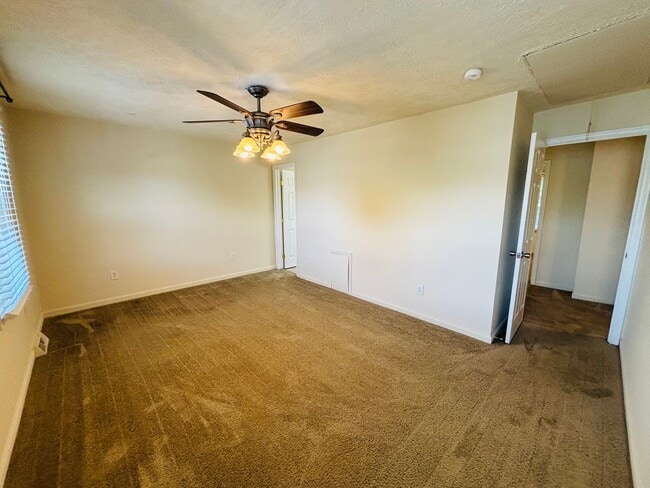 Building Photo - 3 Bedroom 1 full and 2 half bath Townhouse