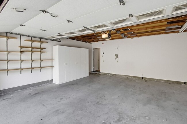 Building Photo - Beautifully Maintained 2 Bed / 2 Bath Home in Gated West Village Community