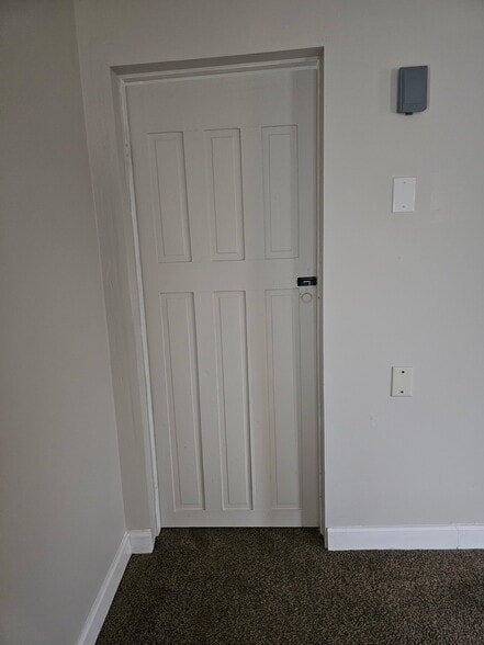 Building Photo - 512 Cemetery St