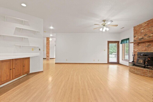 Building Photo - Private 3BR Brick Home with Scenic View