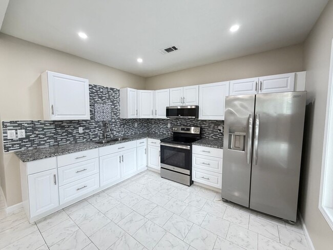 Building Photo - Marvelous 3 Bedroom and 2 Full Bath House!