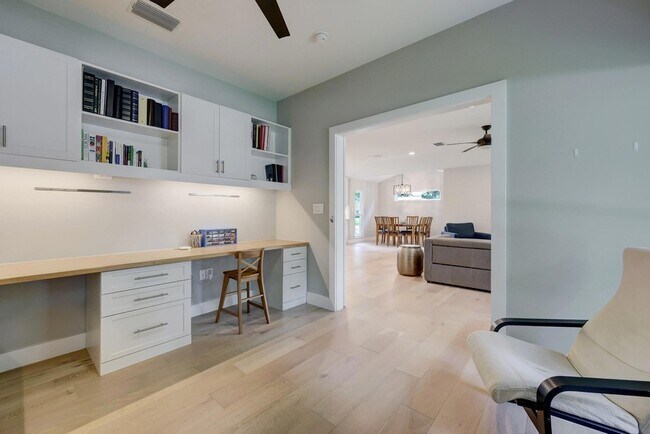 Building Photo - 2500 Pinewood Terrace
