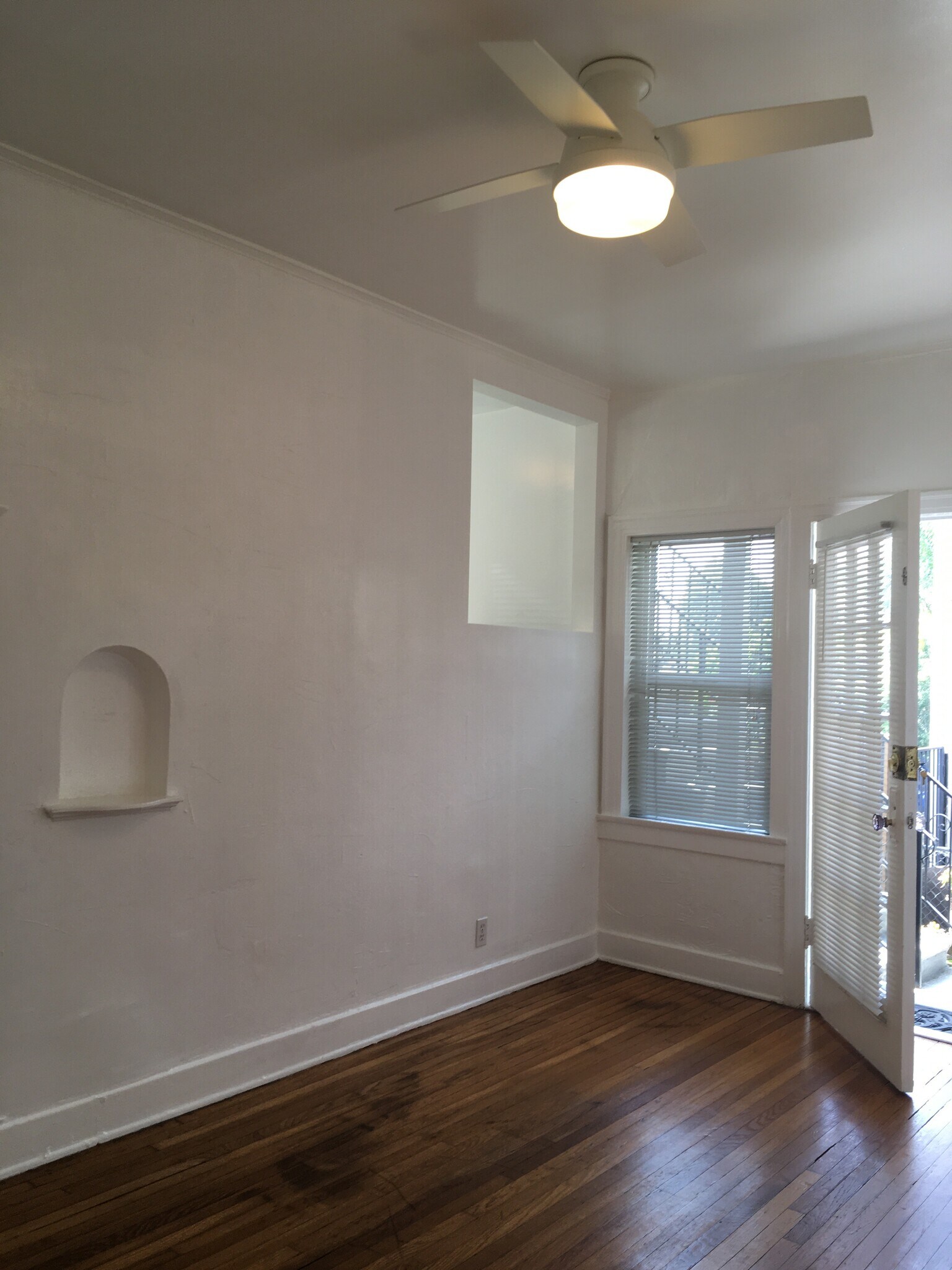 Building Photo - 2035 N Vista del Mar Ave