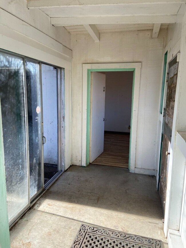 Building Photo - House with Charm, 2/1 with large garage and bonus room & bathroom