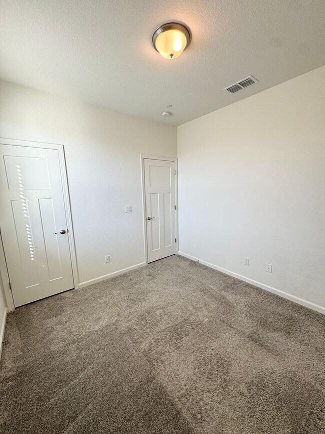 Building Photo - 3 Bed / 2.5 Bath Solar Home with Patio – Roseville – Available Now SEE VIDEO