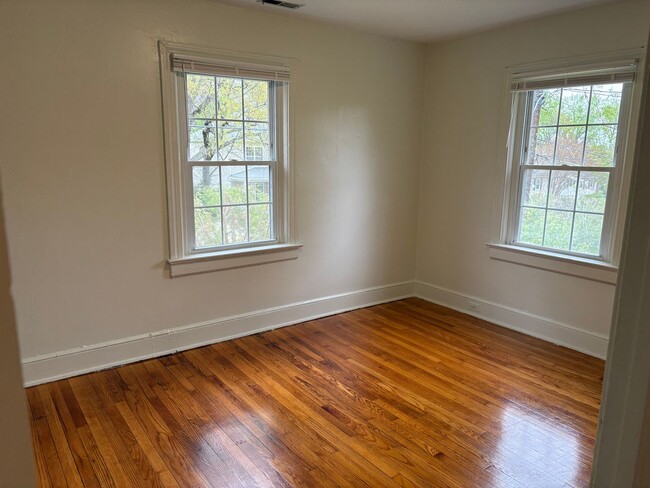 Building Photo - Spacious Townhouse Near Duke and Broad St / Fenced Yd