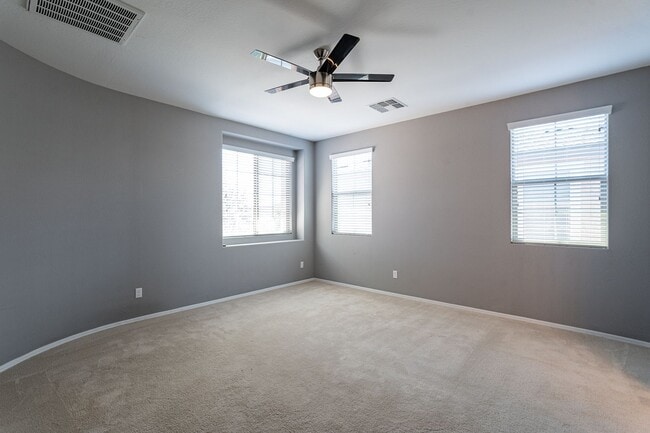 Building Photo - Move In Ready! Three Bedrooms - Beautiful ...