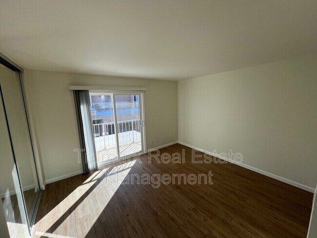 Building Photo - 2719 Montrose Ave