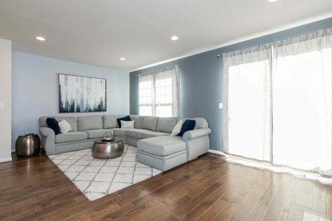 Building Photo - Luxurious 4-Bedroom Townhouse with 2 Car Garage in Manassas!