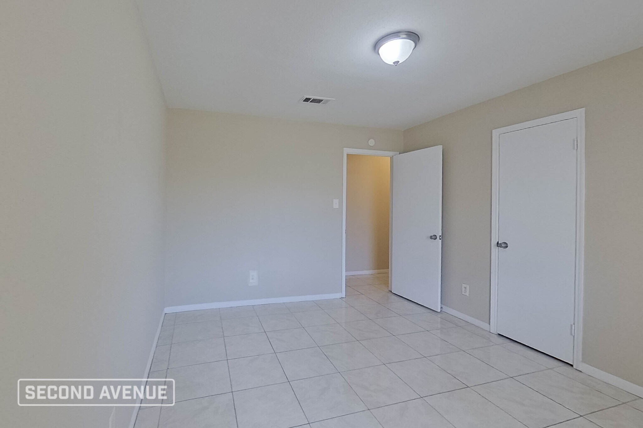 Building Photo - 9702 Hillis St