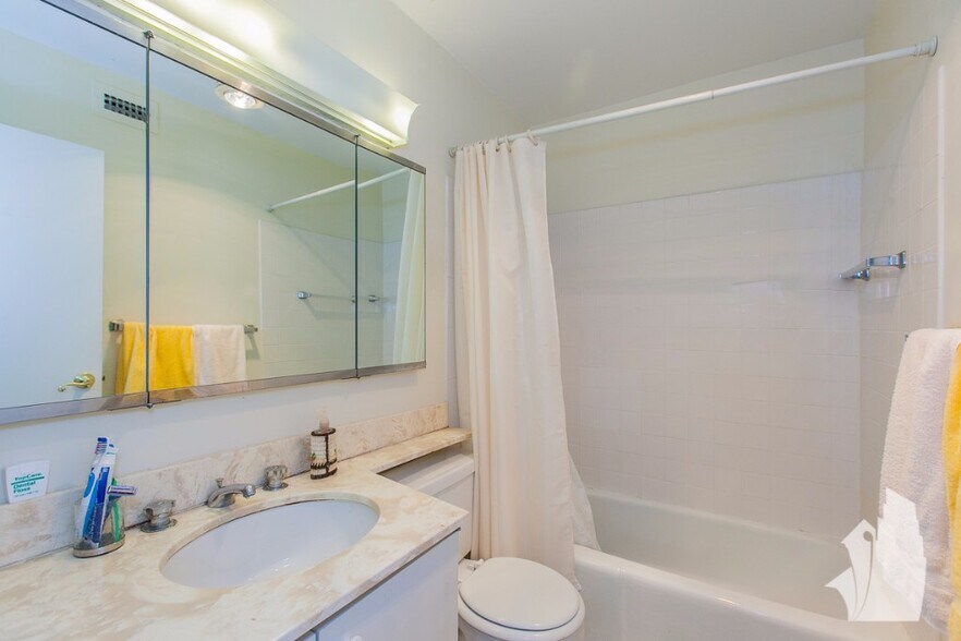 Building Photo - 5415 N Sheridan Rd