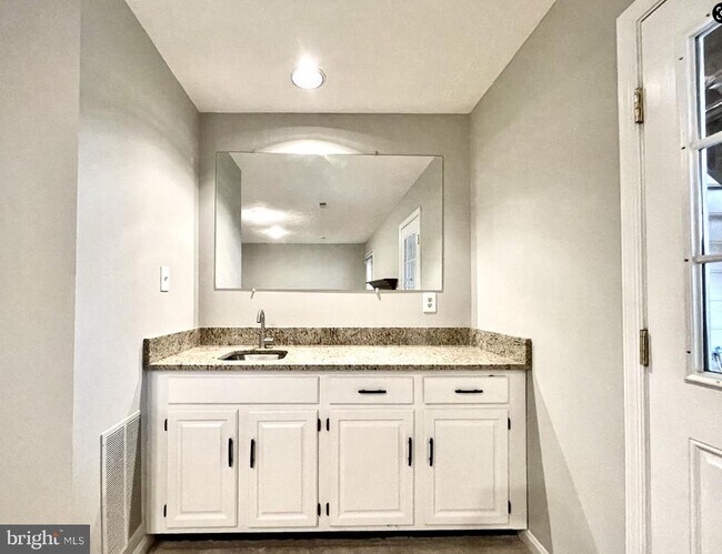 Building Photo - 106 W Locust St