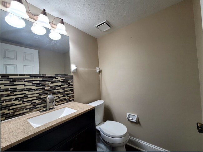 Building Photo - 2 bed 2.5 bath Townhouse condo in Butler Township