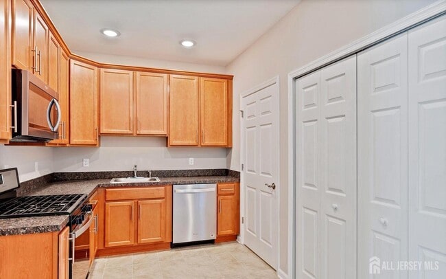 Building Photo - 944 Halifax Pl