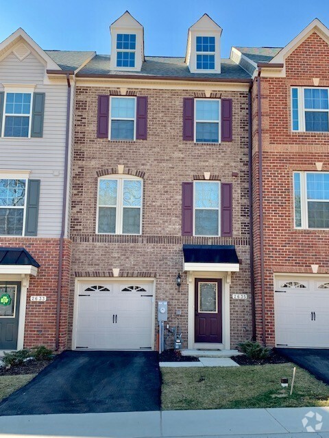 Building Photo - Gorgeous brick front 3bd 2/2bth townhouse ...