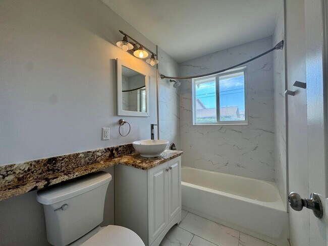 Building Photo - 924 SE 8th Ct