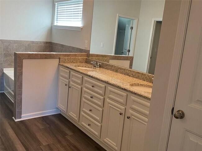 Building Photo - 5650 Mirror Lake Dr