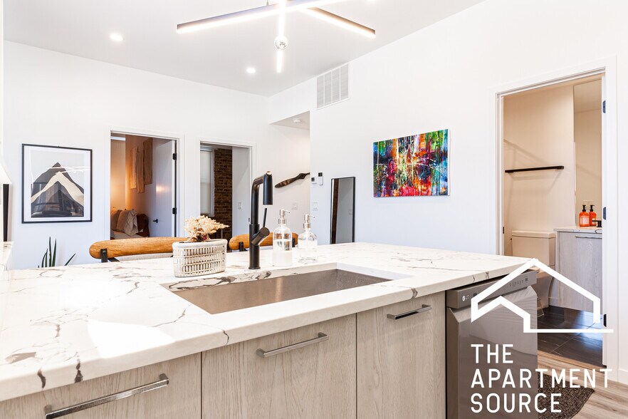 Building Photo - 2743 W Division St