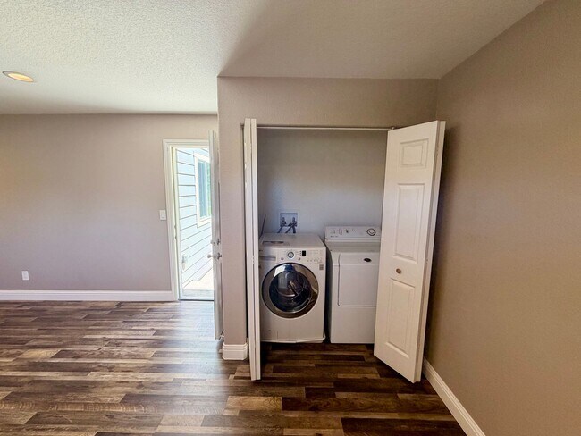 Building Photo - Updated 2 Bedroom 1 Bathroom in Grass Valley